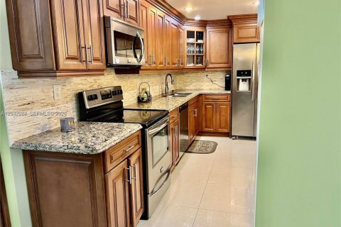 Copropriété à louer à Hallandale Beach, Floride: 2 chambres, 111.48 m2 № 2077942 - photo 12