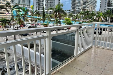 Copropriété à louer à Hallandale Beach, Floride: 2 chambres, 111.48 m2 № 2077942 - photo 6