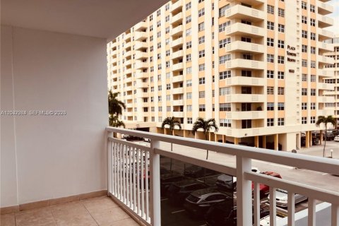 Copropriété à louer à Hallandale Beach, Floride: 2 chambres, 111.48 m2 № 2077942 - photo 3