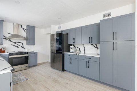 House in Tampa, Florida 3 bedrooms, 221.66 sq.m. № 1687005 - photo 11