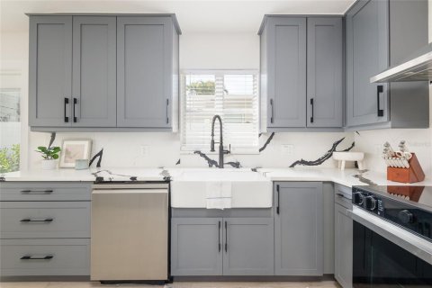 House in Tampa, Florida 3 bedrooms, 221.66 sq.m. № 1687005 - photo 9
