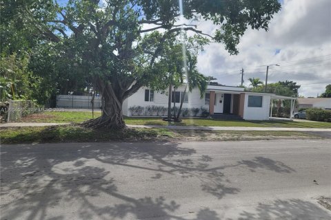 Casa en alquiler en Miami, Florida, 3 dormitorios, 160.63 m2 № 2010448 - foto 3