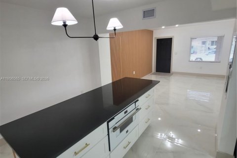 Casa en alquiler en Miami, Florida, 3 dormitorios, 160.63 m2 № 2010448 - foto 6