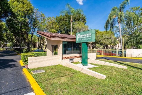 Condominio en alquiler en Miami, Florida, 1 dormitorio, 57.04 m2 № 1942100 - foto 1
