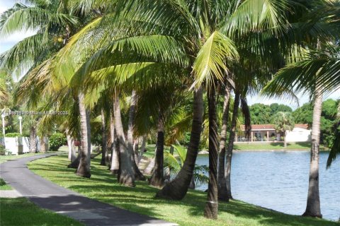 Condominio en alquiler en Miami, Florida, 1 dormitorio, 57.04 m2 № 1942100 - foto 3