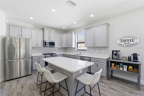 House in Land O' Lakes, Florida 3 bedrooms, 195.09 sq.m. № 2420064 - photo 2
