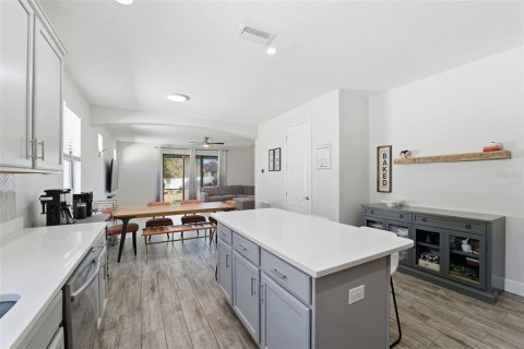 House in Land O' Lakes, Florida 3 bedrooms, 195.09 sq.m. № 2420064 - photo 5