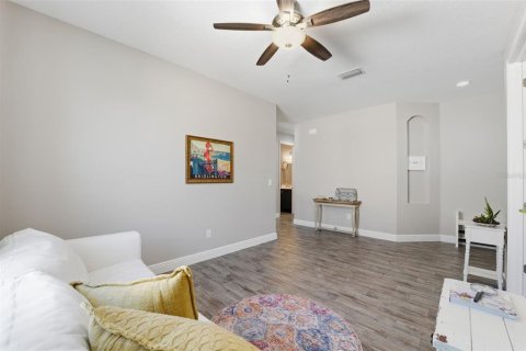 House in Land O' Lakes, Florida 3 bedrooms, 195.09 sq.m. № 2420064 - photo 10
