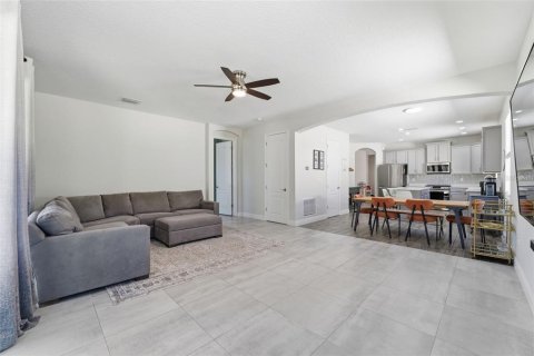House in Land O' Lakes, Florida 3 bedrooms, 195.09 sq.m. № 2420064 - photo 3