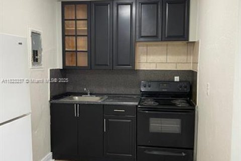 House in Fort Lauderdale, Florida 1 bedroom, 92.16 sq.m. № 1937861 - photo 7