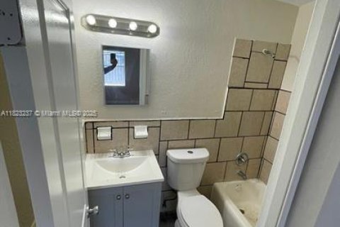 House in Fort Lauderdale, Florida 1 bedroom, 92.16 sq.m. № 1937861 - photo 11