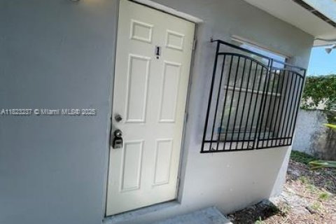 Casa en alquiler en Fort Lauderdale, Florida, 1 dormitorio, 92.16 m2 № 1937861 - foto 2