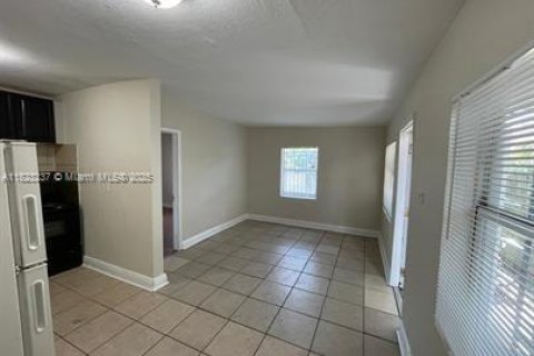 House in Fort Lauderdale, Florida 1 bedroom, 92.16 sq.m. № 1937861 - photo 3
