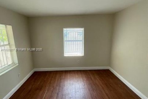 House in Fort Lauderdale, Florida 1 bedroom, 92.16 sq.m. № 1937861 - photo 10