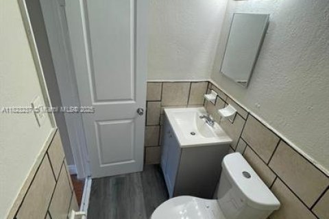 House in Fort Lauderdale, Florida 1 bedroom, 92.16 sq.m. № 1937861 - photo 12