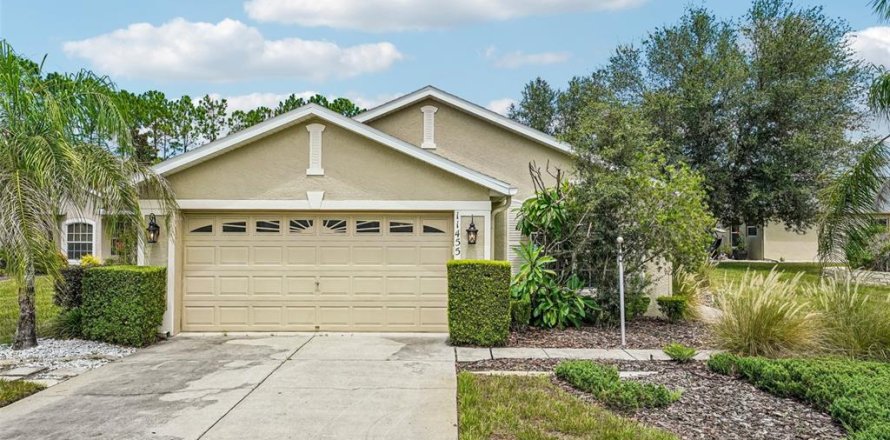 House in Spring Hill, Florida 2 bedrooms, 139.35 sq.m. № 2321125