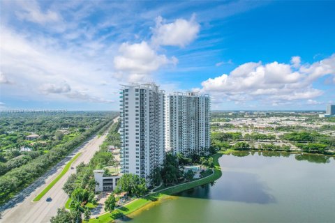 Снять в аренду кондоминиум в Санрайз, Флорида 2 спальни, 118.08м2, № 1959005 - фото 2