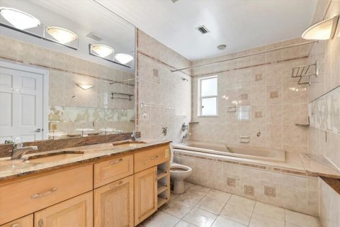 Casa en venta en Tampa, Florida, 4 dormitorios, 348.85 m2 № 1791856 - foto 19