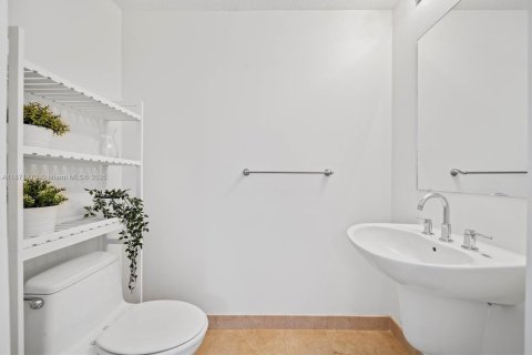 Condo in Miami Beach, Florida, 1 bedroom  № 1920165 - photo 13