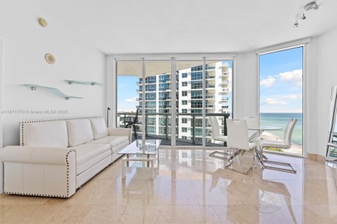 Condo in Miami Beach, Florida, 1 bedroom  № 1920165 - photo 4