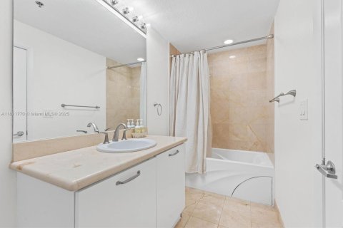 Condo in Miami Beach, Florida, 1 bedroom  № 1920165 - photo 11