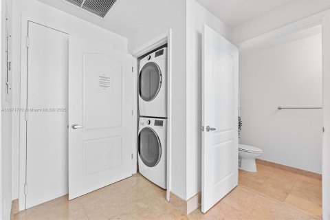 Condo in Miami Beach, Florida, 1 bedroom  № 1920165 - photo 14