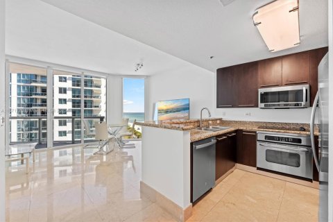 Condo in Miami Beach, Florida, 1 bedroom  № 1920165 - photo 2