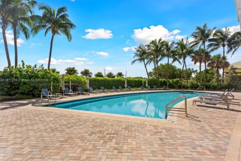 Condo in Miami Beach, Florida, 1 bedroom  № 1920165 - photo 15