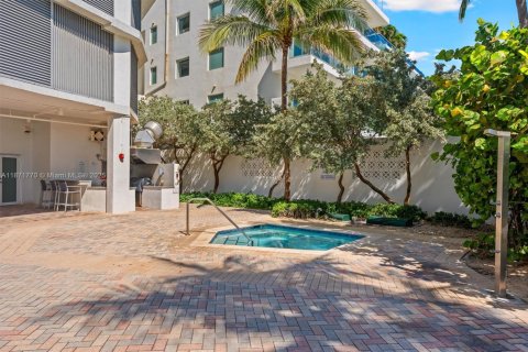 Condo in Miami Beach, Florida, 1 bedroom  № 1920165 - photo 16