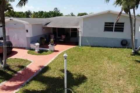 House in Lauderdale Lakes, Florida 3 bedrooms, 179.77 sq.m. № 1839277 - photo 6