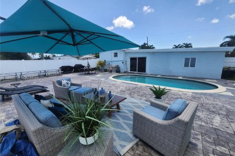 House in Lauderdale Lakes, Florida 3 bedrooms, 179.77 sq.m. № 1839277 - photo 1