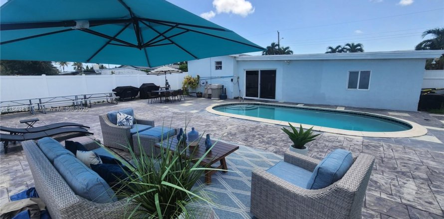 House in Lauderdale Lakes, Florida 3 bedrooms, 179.77 sq.m. № 1839277