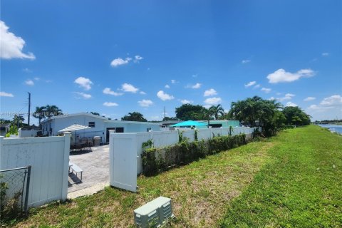 House in Lauderdale Lakes, Florida 3 bedrooms, 179.77 sq.m. № 1839277 - photo 29
