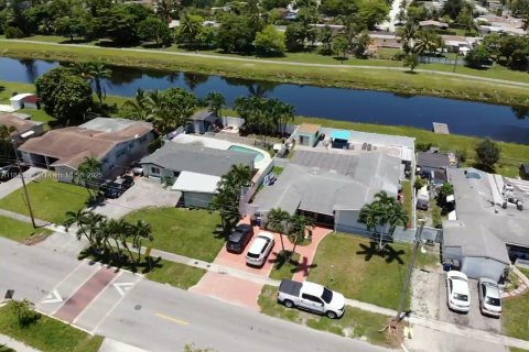 House in Lauderdale Lakes, Florida 3 bedrooms, 179.77 sq.m. № 1839277 - photo 3