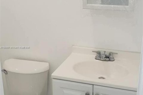 House in Lauderdale Lakes, Florida 3 bedrooms, 179.77 sq.m. № 1839277 - photo 24
