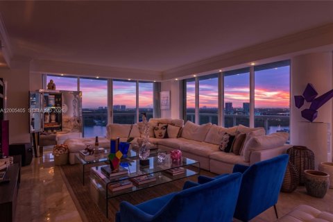 Condominio en alquiler en Sunny Isles Beach, Florida, 3 dormitorios, 217.39 m2 № 2076602 - foto 2