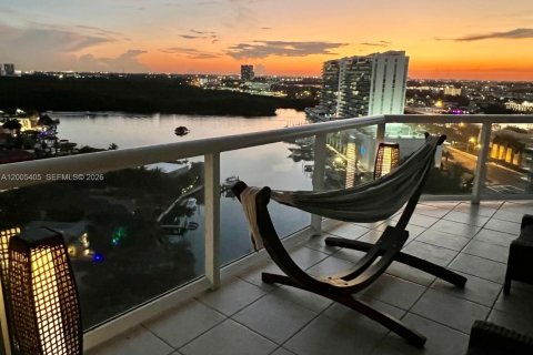 Condominio en alquiler en Sunny Isles Beach, Florida, 3 dormitorios, 217.39 m2 № 2076602 - foto 3