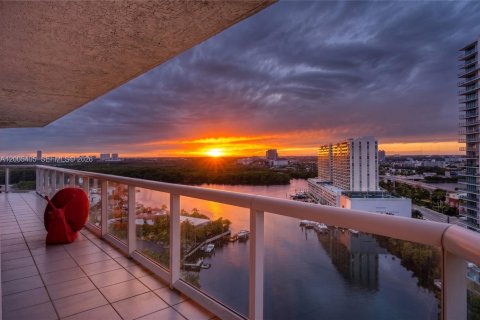 Condominio en alquiler en Sunny Isles Beach, Florida, 3 dormitorios, 217.39 m2 № 2076602 - foto 4