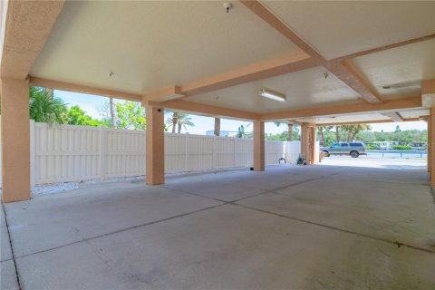 Condo in Indian Rocks Beach, Florida, 2 bedrooms  № 1900788 - photo 11