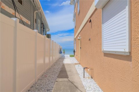 Condo in Indian Rocks Beach, Florida, 2 bedrooms  № 1900788 - photo 14