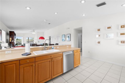 Condo in Indian Rocks Beach, Florida, 2 bedrooms  № 1900788 - photo 25