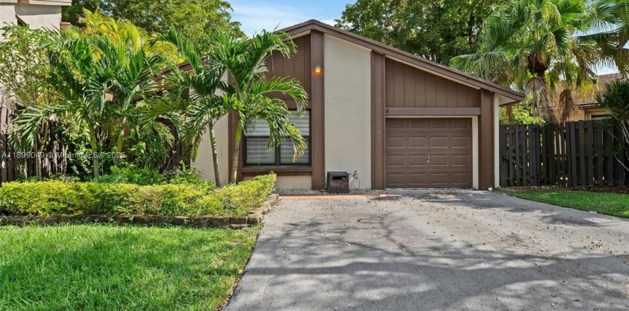 Villa ou maison à Miami, Floride 3 chambres, 139.82 m2 № 1954052