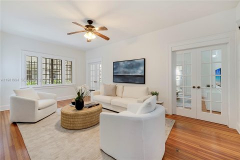 House in Coral Gables, Florida 4 bedrooms, 201.78 sq.m. № 2049703 - photo 5