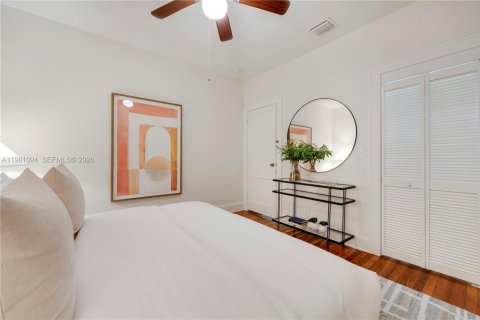 House in Coral Gables, Florida 4 bedrooms, 201.78 sq.m. № 2049703 - photo 21