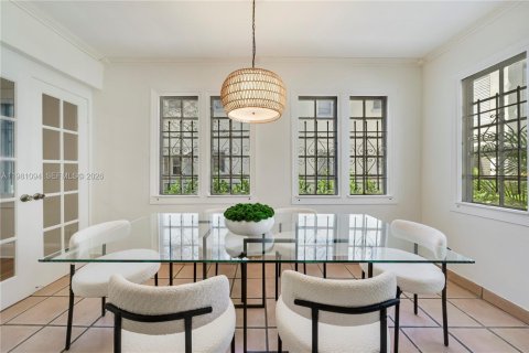 House in Coral Gables, Florida 4 bedrooms, 201.78 sq.m. № 2049703 - photo 10