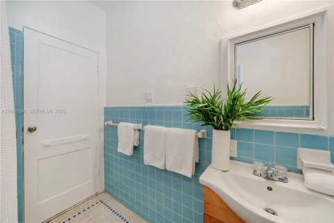 House in Coral Gables, Florida 4 bedrooms, 201.78 sq.m. № 2049703 - photo 20