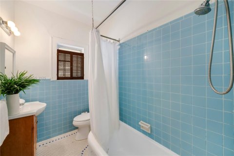 House in Coral Gables, Florida 4 bedrooms, 201.78 sq.m. № 2049703 - photo 19