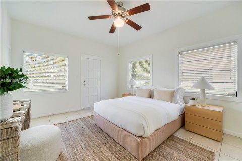 House in Coral Gables, Florida 4 bedrooms, 201.78 sq.m. № 2049703 - photo 14