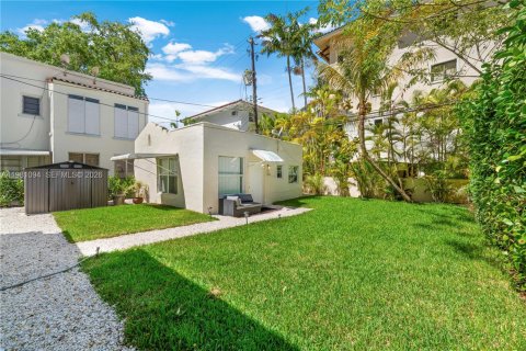 House in Coral Gables, Florida 4 bedrooms, 201.78 sq.m. № 2049703 - photo 24