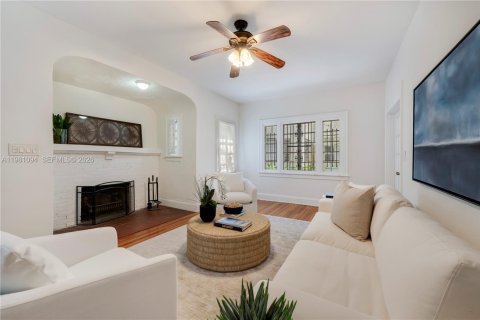 House in Coral Gables, Florida 4 bedrooms, 201.78 sq.m. № 2049703 - photo 4